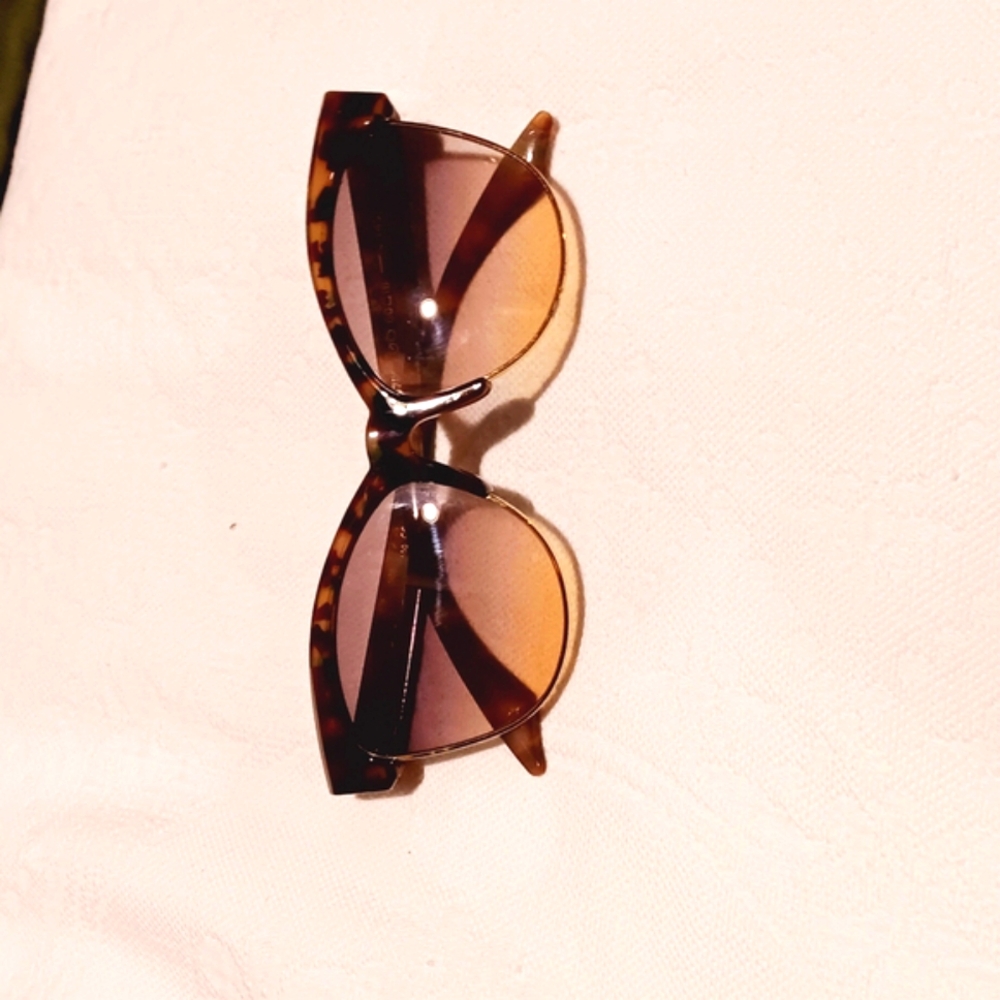 Tortoise Shell Sunglasses - Picture 4 of 4